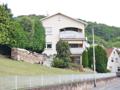 Freistehendes Zweifamilienhaus mit Wohnrecht
