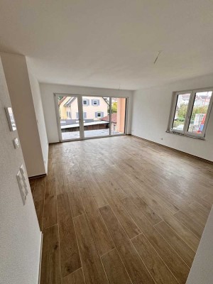 Neuwertig mit Balkon und EBK: Geschmackvolle 3,5-Zimmer-Terrassenwohnung mit geh. Innenausstattung