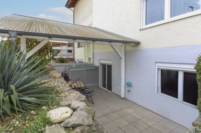 4-Zimmer-Souterrain-Wohnung mit großer Terrasse, Küche, 3 Freistellplätze und 1 Carport