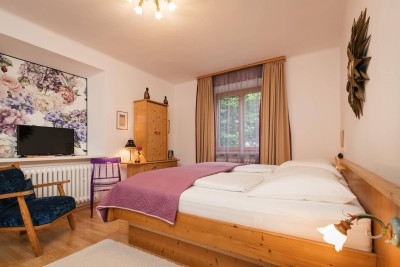 Helles, möbliertes Studio mit Terrasse &amp; Parkplatz in ruhiger Stadtvilla – KURZ ZEIT MIETE
