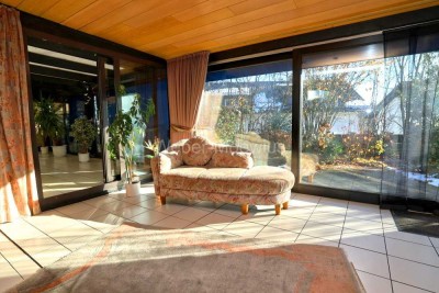 Attraktives Architektenhaus mit Wintergarten, Kamin, Saunahaus, Garten, 2 Garagen *WOHLFÜHLHAUS*