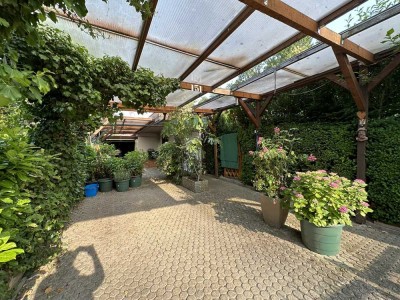 | Seltene Gelegenheit | Bungalow Freiburger Wiehre mit Garten u. ca. 220m² Wohn-u. Nutzfläche
