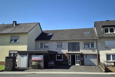 Zweifamilienhaus mit sonnigen Freisitzen, Garage, Carport und großem Gartengrundstück!