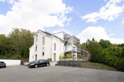 Bezugsfreie und großflächig geschnittene Obergeschosswohnung in attraktiver Höhenlage // Balkon // 2