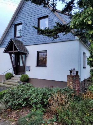 Einseitig angebautes, kernsaniertes Einfamilienhaus mit 4 Zimmern in Wiehl-Forst