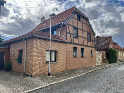 Modernisiertes Einfamilienhaus mit Garten, Pavillon & Garage in Gröningen