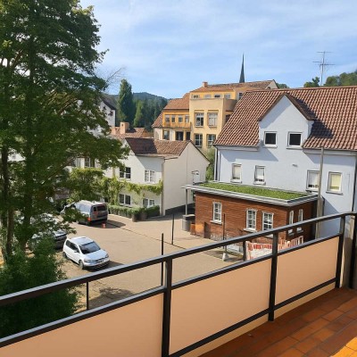 Ansprechende, helle 4-Zimmer Wohnung mit 2 Balkons in Reichenbach Innenstadt sucht neue Mieter