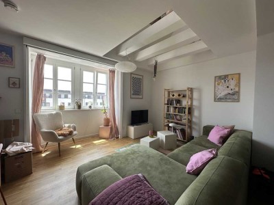 Sanierter Altbau - Schicke Galerie-Wohnung mit
2,5-Zimmern, Einbauküche und Tiefgarage