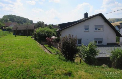 Schönes, geräumiges Haus mit herrlichem Garten, Garage und Carport