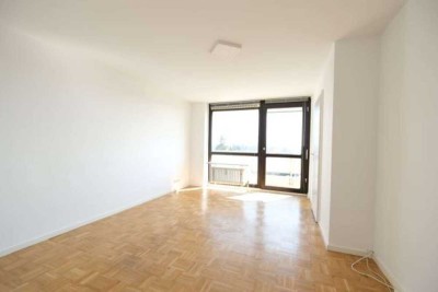 FREI! chice 2-Zi-Wohnung mit großer Loggia + chicem Bad + EBK + Stellpl.in Puchheim/Bhf