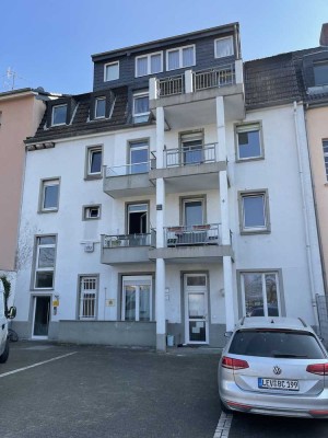 Vollständig renovierte 4-Zimmer-Wohnung mit Balkon in Leverkusen