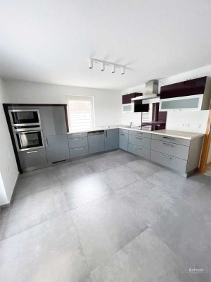 Renovierte 4 Zimmer Wohnung mit Einbauküche und 2 Terrassen - 140m2