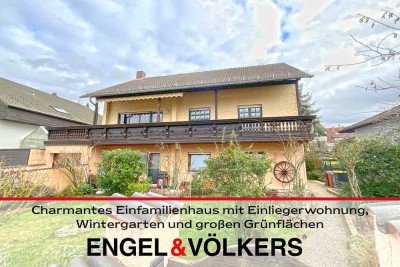 Charmantes Einfamilienhaus mit Einliegerwohnung, Wintergarten und großen Grünflächen