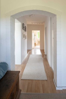 Ruhig gelegene, großzügige 4-Zimmer-Wohnung mit separatem Dachstudio und Garten in Seenähe