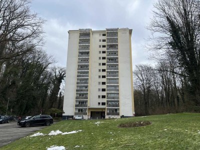 Bergisch Gladbach: Geräumige 4-Zimmer Wohnung mit Außenstellplatz