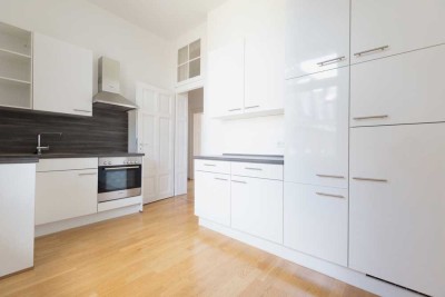 Wunderschöne Altbauwohnung mit Einbauküche!
