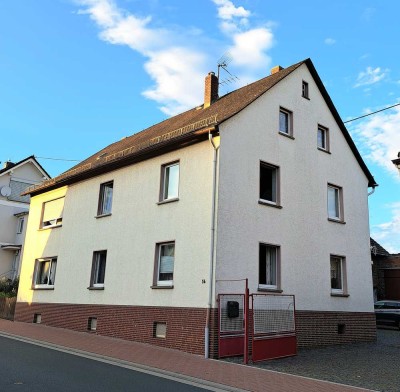 Geräumiges, preiswertes 10-Raum-Einfamilienhaus mit Nebengebäuden  in Beselich