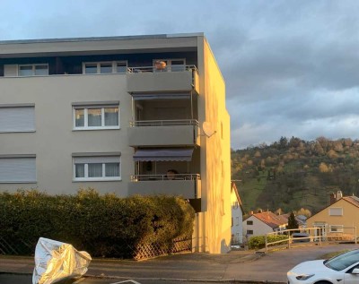 Helle DG-Wohnung mit tollem Ausblick in energetisch saniertem  Mehrfamilienhaus