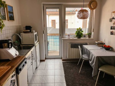 Sanierte Wohnung mit zwei Zimmern und Balkon in Aschaffenburg