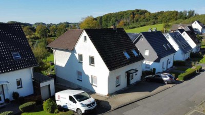 Freistehendes Zweifamilienhaus mit großem Grundstück in Kürten-Miebach