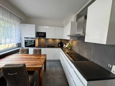 Helle & moderne 2-Etagen-Wohnung mit großem Außenbereich, Einbauküche & Keller- ruhig gelegen
