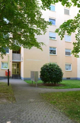 Renovierungsbedürftige, freie 3-Zi-Whg mit Balkon, provisionsfrei