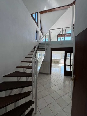 Geräumige, exklusive und gepflegte 6-Zimmer-Dachgeschosswohnung mit geh. Innenausstattung