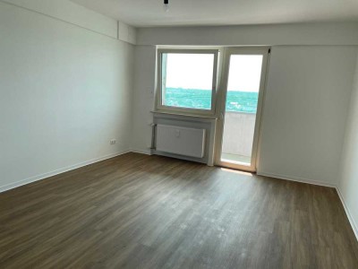 Weitblick: Modernisierte 3 Zimmerwohnung mit Balkon