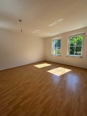 geräumig geschnittene 2-Raumwohnung mit moderner Einbauküche
