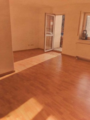 Freundliche und modernisierte 1,5-Raum-EG-Wohnung mit Balkon und Einbauküche