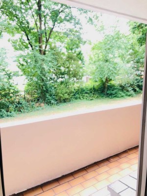 Frisch renovierte 3-Zi. Erdgeschoss mit Balkon ins Grüne in Duisburg Fahrn