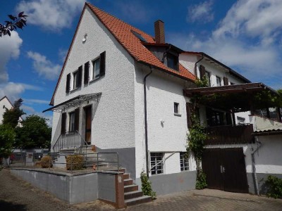 Großzügige Doppelhaushälfte mit Einliegerwohnung in ruhuger beliebter Lage.