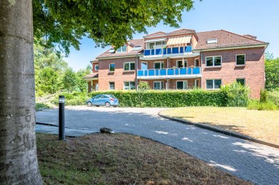 Hell und barrierearm: Lichtdurchflutete 2 Zimmer-Wohnung mit Balkon und Stellplatz