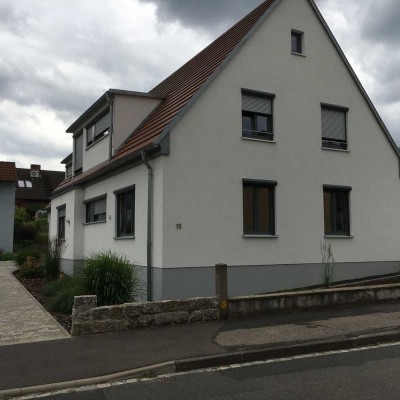 Attraktive 3-Zimmer-Dachgeschosswohnung mit Carport und Stellplatz