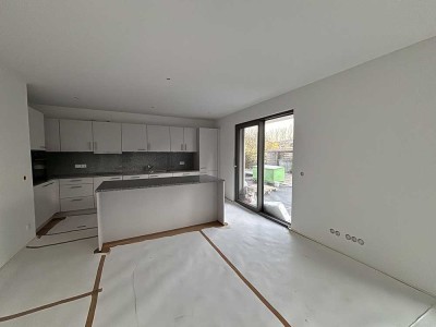 Erstbezug: 4 Zi.-Whg. mit Einbauküche und großen Garten in Taufkirchen (nahe S-Bahn)