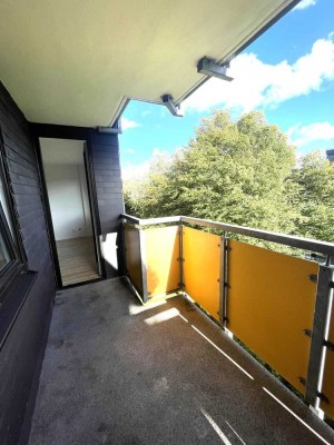 **Helle & frisch renovierte 2,5-Zimmer-Wohnung - mit Balkon & Aufzug**