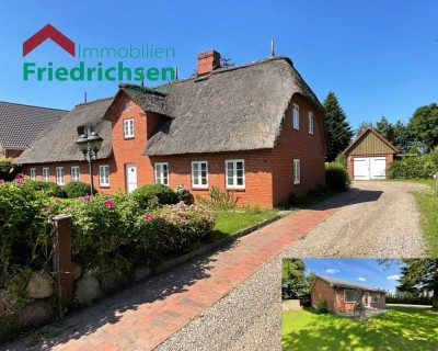 Großzügiges Reetdachhaus & ebenerdiger Bungalow auf großem Grundstück