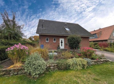 Junges Einfamilienhaus mit Solaranlage auf schönem Grundstück