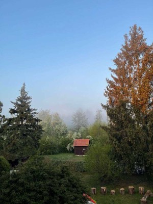 Junges Wohnen im Dachgeschoss mit Ausblick ins Grüne