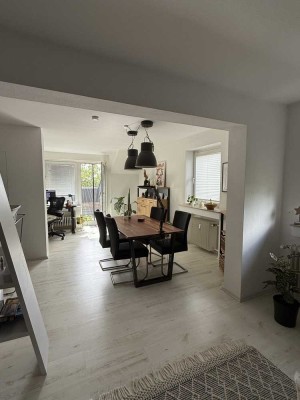 Moderne 2-Zimmer DG Wohnung mit hochwertiger Ausstattung und Balkon