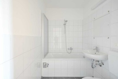 schick sanierte und helle 3 Zimmer mit Balkon ab August