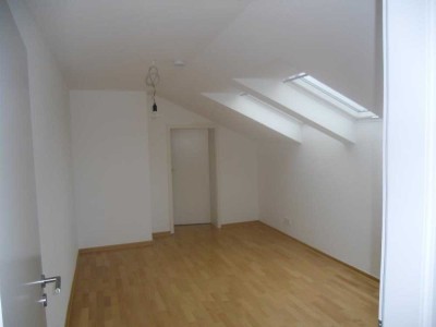 3,5-Zimmer-DG-wohnung mit geh. Innenausstattung, großer Südloggia und moderner Wohnküche