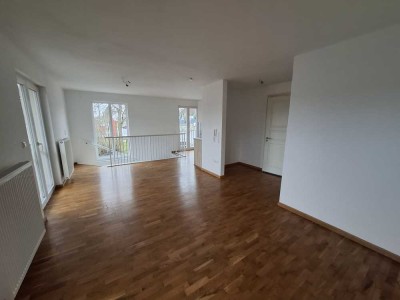 Neuwertige 3-Raum-Erdgeschosswohnung mit Balkon und Einbauküche in Kürnach-97273