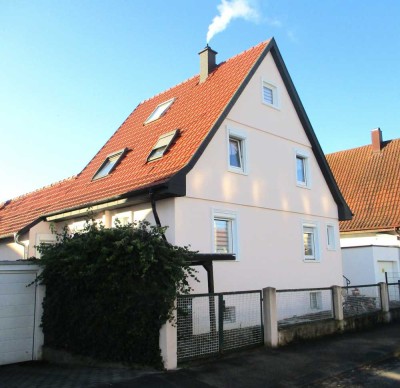 Häuschen mit Terrasse und Garten