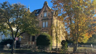 Helle, zentral gelegene 2-Zimmer-Wohnung leerstehend in der ehemaligen Villa Kuttler. DENKMALSCHUTZ