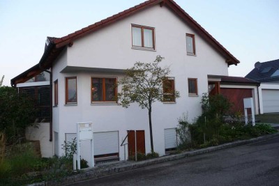 Helle, voll möblierte Einliegerwohnung mit neuer EBK und Waschmaschine