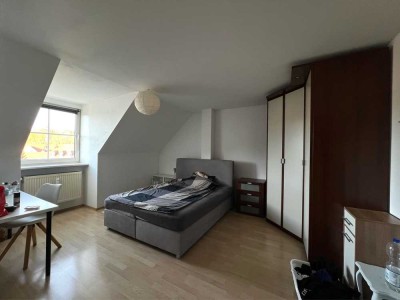 WG-Zimmer in riesiger Wohnung zu vermieten