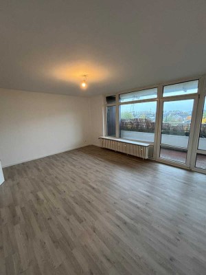Helle und frisch renovierte 1-Zimmer Wohnung mit Balkon und EBK in Ratingen