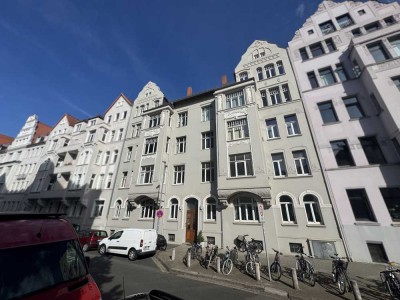 Exklusiv und hochwertig! Denkmalgeschützte 5-Zimmer-Altbauwohnung mit Balkon in Hannover-List