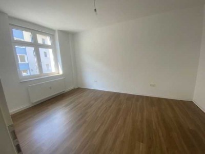 Eltingviertel: sehr großzügig geschnittene 2-Raum-Wohnung mit Wohnküche